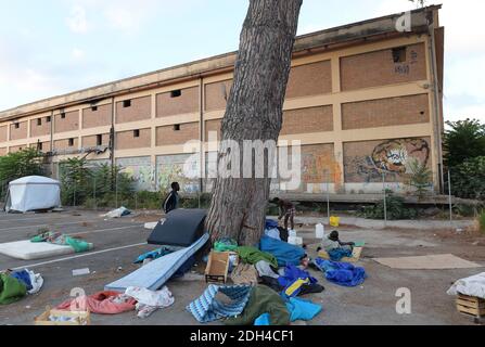 PAS DE WEB/PAS D'APPS - migrants bloqués dans un camp de fortune près de la gare de Tiburtina à Rome, Italie, le 24 juillet 2017. Il y a maintenant 100 migrants qui restent ici, principalement d'Afrique, alors qu'ils tentent de rejoindre d'autres pays européens. En fait vivre sans toilettes, électricité et eau courante. La plupart ont quitté les centres d'accueil pour y rester quelques jours avant de poursuivre leur voyage vers le nord, certains ignorant les frontières sont fermées à eux, d'autres ont décidé de réessayer après des tentatives infructueuses de traverser. Tout le monde ici a passé des semaines, des mois ou même des années sur la route, trekking à travers le désert, par Lib Banque D'Images