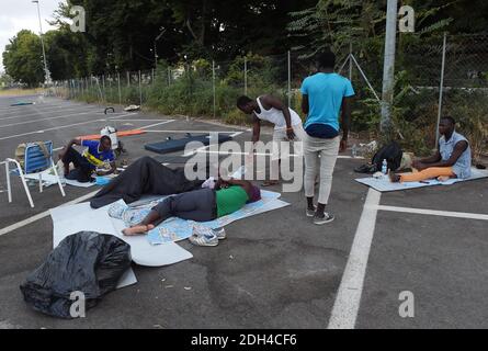 PAS DE WEB/PAS D'APPS - migrants bloqués dans un camp de fortune près de la gare de Tiburtina à Rome, Italie, le 24 juillet 2017. Il y a maintenant 100 migrants qui restent ici, principalement d'Afrique, alors qu'ils tentent de rejoindre d'autres pays européens. En fait vivre sans toilettes, électricité et eau courante. La plupart ont quitté les centres d'accueil pour y rester quelques jours avant de poursuivre leur voyage vers le nord, certains ignorant les frontières sont fermées à eux, d'autres ont décidé de réessayer après des tentatives infructueuses de traverser. Tout le monde ici a passé des semaines, des mois ou même des années sur la route, trekking à travers le désert, par Lib Banque D'Images