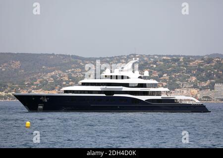 Le luxueux yacht de Bernard Arnault Symphony amarré dans le golfe de St Tropez, sud de la France, 2 août 2017. Elle est un yacht de luxe de 101 mètres, construit comme projet 808 au Royal Van Lent Shipyard. Elle est le plus grand yacht de Feadship construit à ce jour (2015). Son extérieur est conçu par Tim Heywood Design, tandis que Zuretti Interior Design est responsable de son intérieur. Le yacht peut accueillir 16 personnes dans 8 stateroms et dispose d'un équipage de 27 personnes. Le propriétaire a sa terrasse privée. Elle est conçue pour transporter un total de 36 passagers. Symphony est la propriété de l’industriel français Bernard Arnault, le 2e pers le plus riche d’Europe Banque D'Images