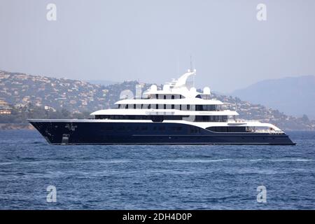 Le luxueux yacht de Bernard Arnault Symphony amarré dans le golfe de St Tropez, sud de la France, 2 août 2017. Elle est un yacht de luxe de 101 mètres, construit comme projet 808 au Royal Van Lent Shipyard. Elle est le plus grand yacht de Feadship construit à ce jour (2015). Son extérieur est conçu par Tim Heywood Design, tandis que Zuretti Interior Design est responsable de son intérieur. Le yacht peut accueillir 16 personnes dans 8 stateroms et dispose d'un équipage de 27 personnes. Le propriétaire a sa terrasse privée. Elle est conçue pour transporter un total de 36 passagers. Symphony est la propriété de l’industriel français Bernard Arnault, le 2e pers le plus riche d’Europe Banque D'Images