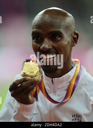 Mo Farah, en Grande-Bretagne, célèbre avec sa médaille d'or après avoir remporté la finale masculine de 10,000 mètres lors du premier jour des Championnats du monde de l'IAAF 2017 au stade de Londres, le 4 août 2017. Photo de Giuliano Bevilacqua/ABACAPRESS.COM Banque D'Images