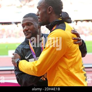 Justin Gatlin (L) des États-Unis accueille Usain Bolt (R) de la Jamaïque sur le podium après avoir remporté la finale de 100m masculin aux championnats du monde de l'IAAF de Londres 2017 à Londres, en Grande-Bretagne, le 6 août 2017. Gatlin a remporté la médaille d'or devant son compatriote Christian Coleman deuxième et Usain Bolt de la Jamaïque troisième. Photo de Giuliano Bevilacqua/ABACAPRESS.COM Banque D'Images