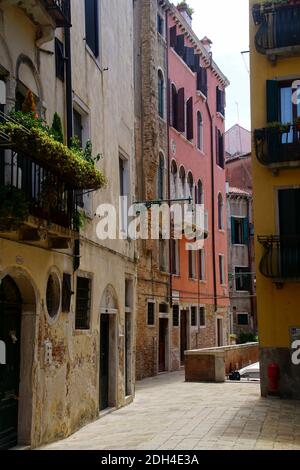 VENISE, ITALIE - 10 AOÛT 2018 - bâtiments aux couleurs vives dans les ruelles de Venise, Italie Banque D'Images