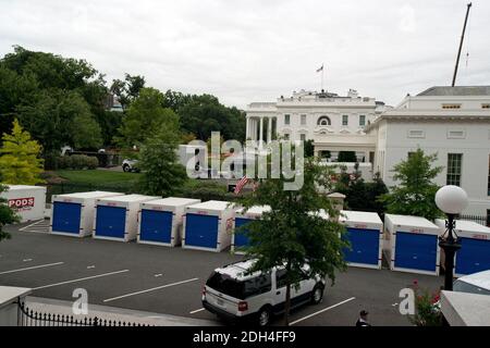 Des gousses de stockage sur West Executive Avenue, à l'extérieur de l'aile ouest de la Maison Blanche à Washington, DC, États-Unis, sont en cours de rénovation alors que le président des États-Unis Donald J. Trump va quitter ses vacances à Bedminster, New Jersey, le vendredi 11 août 2017. Photo de Ron Sachs / CNP/ABACAPRESS.COM Banque D'Images