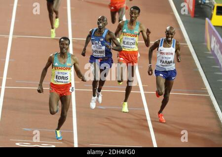 Mo Farah (à droite), en Grande-Bretagne, réagit après avoir terminé deuxième tandis que Muktar Edris, d'Ethopia, célèbre la victoire de la finale masculine de 5000m au cours du neuvième jour des Championnats du monde de l'IAAF 2017 au stade de Londres, Royaume-Uni, le samedi 12 août 2017. Photo de Henri Szwarc/ABACAPRESS.COM Banque D'Images