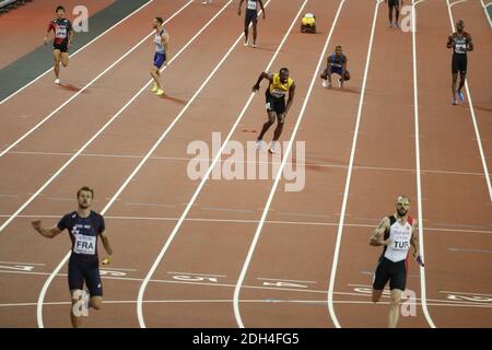 La jamaïcaine Usain Bolt se blesse alors que Nathaneel Mitchell-Blake (avant gauche) remporte la finale du relais 4x100m masculin au cours du neuvième jour des Championnats du monde de l'IAAF 2017 au London Stadium, Royaume-Uni, le samedi 12 août 2017. Photo de Henri Szwarc/ABACAPRESS.COM Banque D'Images