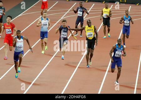 La jamaïcaine Usain Bolt se blesse alors que Nathaneel Mitchell-Blake (avant gauche) remporte la finale du relais 4x100m masculin au cours du neuvième jour des Championnats du monde de l'IAAF 2017 au London Stadium, Royaume-Uni, le samedi 12 août 2017. Photo de Henri Szwarc/ABACAPRESS.COM Banque D'Images