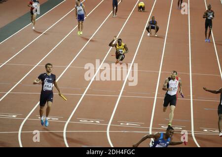 La jamaïcaine Usain Bolt se blesse alors que Nathaneel Mitchell-Blake (avant gauche) remporte la finale du relais 4x100m masculin au cours du neuvième jour des Championnats du monde de l'IAAF 2017 au London Stadium, Royaume-Uni, le samedi 12 août 2017. Photo de Henri Szwarc/ABACAPRESS.COM Banque D'Images