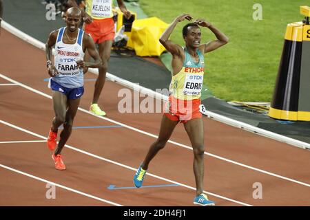 Mo Farah (à droite), en Grande-Bretagne, réagit après avoir terminé deuxième tandis que Muktar Edris, d'Ethopia, célèbre la victoire de la finale masculine de 5000m au cours du neuvième jour des Championnats du monde de l'IAAF 2017 au stade de Londres, Royaume-Uni, le samedi 12 août 2017. Photo de Henri Szwarc/ABACAPRESS.COM Banque D'Images