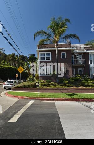 La ville de Los Angeles teste une substance grise unique conçue pour maintenir les routes au frais d'ici le 11F-13F. Le projet pilote de 150,000 000 $ dans le district du Conseil de 15 vise à maintenir les maisons environnantes au frais. Un revêtement CoolSeal pourrait coûter environ 40,000 $ par mille et durer sept ans. Les températures moyennes à Los Angeles ont augmenté de 5 degrés au cours des 100 dernières années en raison de l'effet de l'îlot de chaleur produit par des kilomètres de routes asphaltées, des routes, des parcs de stationnement, des toits et plus, disent les climatologues. En été, les températures ont augmenté en moyenne de 10 degrés. Los Angeles, CA, États-Unis, 14 août 2017. Photo b Banque D'Images