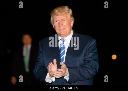 LE président AMÉRICAIN Donald J. Trump se rend à la Maison-Blanche depuis Marine One, sur la pelouse sud de la Maison-Blanche, à Washington, DC, Etats-Unis, le 20 août 2017. Le président Trump revient à Washington après ses deux semaines de vacances-travail dans le New Jersey. Banque D'Images