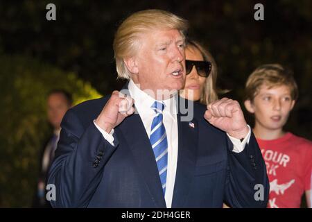 LE président AMÉRICAIN Donald J. Trump (L), avec la première dame Melania Trump (C) et leur fils Barron (R), pousse ses poings vers la Maison Blanche depuis Marine One, sur la pelouse sud de la Maison Blanche à Washington, DC, USA, le 20 août 2017. Le président Trump revient à Washington après ses deux semaines de vacances-travail dans le New Jersey. Banque D'Images