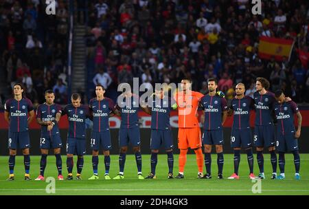 (G-D) Edinson Cavani, Dani Alves, Marco Verratti, angle Di Maria, Presnel Kimpembe, Thiago Silva, Alphonse areola, Thiago Motta, Layvin Kurzawa, Adrien Rabiot, Neymar Jr de Paris Saint-Germain rend hommage aux victimes de l'attentat terroriste de Barcelone avant le match de la Ligue 1 Paris Saint-Germain / Toulouse au stade du Parc des Princes, le 20 août 2017 à Paris, France. PSG a gagné 6-2. Photo de Christian Liewig/ABACAPRESS.COM Banque D'Images