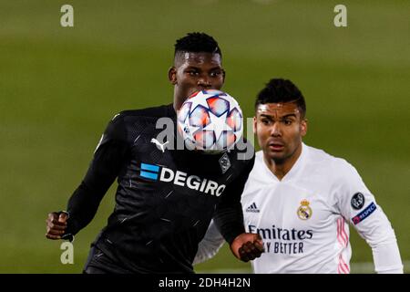 Madrid, Espagne. 9 décembre 2020. Breel Embolo de Monchengladbach (L) contrôle le ballon lors du match de groupe de la Ligue des champions de l'UEFA entre Real Madrid et Monchengladbach à l'Estadio Alfredo Di Stefano le 09 décembre 2020 à Madrid, Espagne. Photo par Eurasia Sport Images / Alamy Banque D'Images