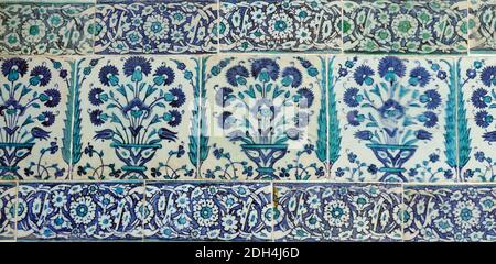 Carreaux d'Iznik lapis avec motif floral sur un mur dans le harem dans le palais de Topkapi, à Istanbul, Turquie Banque D'Images