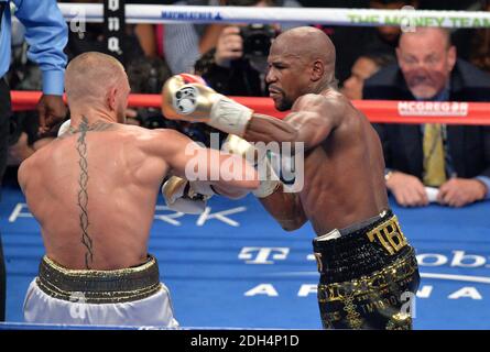 Floyd Mayweather Jr bat Conor McGregor lors de leur combat à la T-Mobile Arena, Las Vegas, le 26 août 2017. Photo de Lionel Hahn/AbacaPress.com Banque D'Images