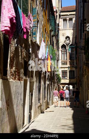 VENISE, ITALIE - 10 AOÛT 2018 - lavage suspendu des fenêtres des immeubles d'appartements à Venise, Italie Banque D'Images