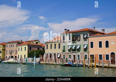 VENISE, ITALIE - 10 AOÛT 2018 - petits bateaux et bâtiments le long des canaux de Venise, Italie Banque D'Images