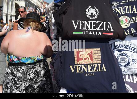 PAS DE WEB/PAS D'APPS - touristes à la Piazza San Marco, le centre de gravité touristique à Venise, Italie le 12 août 2017. La ville de Venise, envahie par les touristes, risque de devenir ‘la terre aride par la mer’. La plupart des Vénitiens méprisent les navires de croisière qui traversent le canal de Giudecca chaque jour, émettant des fumées, provoquant l'érosion des vasières et la perte de sédiments, avant de dégorger des milliers de personnes dans le centre historique. Qu'ils soient irrités par des bâtons de selfie, des valises bruyantes à roulettes ou des gens qui s'accroché sur l'un des 391 ponts, le mépris des Vénitiens envers les 30 millions de visiteurs qui inondent le Banque D'Images