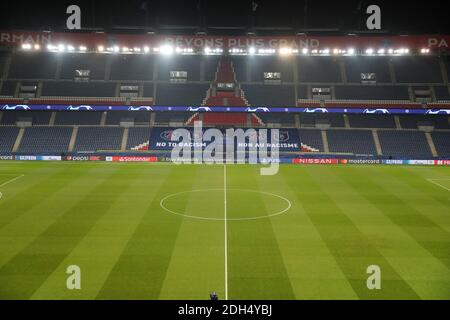 Vue générale d'un drapeau antiracisme à l'intérieur du stade avant le match de football du groupe H de l'UEFA Champions League entre Paris Saint-Germain (PSG) et Istanbul Basaksehir au Parc des Princes Stadium de Paris, France, 09 décembre 2020. Le match devrait reprendre après avoir été suspendu le 08 décembre à la suite de prétendues observations racistes faites par le quatrième fonctionnaire. Photo de Xavier Laine/ABACAPRESS.COM Banque D'Images