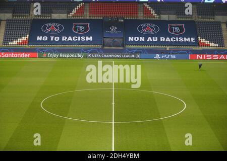 Vue générale d'un drapeau antiracisme à l'intérieur du stade avant le match de football du groupe H de l'UEFA Champions League entre Paris Saint-Germain (PSG) et Istanbul Basaksehir au Parc des Princes Stadium de Paris, France, 09 décembre 2020. Le match devrait reprendre après avoir été suspendu le 08 décembre à la suite de prétendues observations racistes faites par le quatrième fonctionnaire. Photo de Xavier Laine/ABACAPRESS.COM Banque D'Images