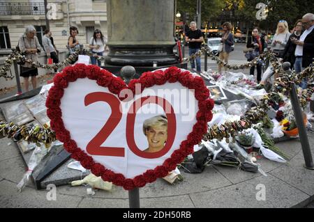 Des photos, des fleurs et des messages emblématiques qui rendent hommage à Diana, princesse de Galles, au 20e anniversaire de sa mort ornent le plinthe de la statue de la flamme de la liberté, le 31 août 2017 à Paris, en France. La princesse Diana est décédée dans un accident de voiture le 31 août 1997 près du tunnel du pont de l'Alma. La statue de la flamme de la liberté devint le mémorial officieux de Diana, princesse de Galles. Photo d'Alain Apaydin/ABACAPRESS.COM Banque D'Images