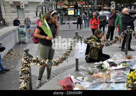Des photos, des fleurs et des messages emblématiques qui rendent hommage à Diana, princesse de Galles, au 20e anniversaire de sa mort ornent le plinthe de la statue de la flamme de la liberté, le 31 août 2017 à Paris, en France. La princesse Diana est décédée dans un accident de voiture le 31 août 1997 près du tunnel du pont de l'Alma. La statue de la flamme de la liberté devint le mémorial officieux de Diana, princesse de Galles. Photo d'Alain Apaydin/ABACAPRESS.COM Banque D'Images