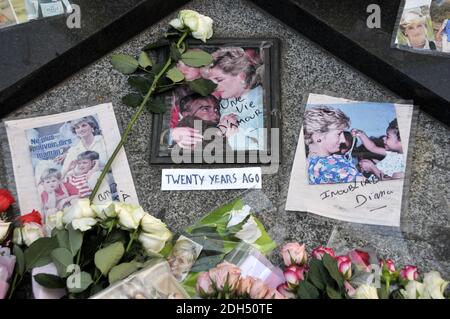 Des photos, des fleurs et des messages emblématiques qui rendent hommage à Diana, princesse de Galles, au 20e anniversaire de sa mort ornent le plinthe de la statue de la flamme de la liberté, le 31 août 2017 à Paris, en France. La princesse Diana est décédée dans un accident de voiture le 31 août 1997 près du tunnel du pont de l'Alma. La statue de la flamme de la liberté devint le mémorial officieux de Diana, princesse de Galles. Photo d'Alain Apaydin/ABACAPRESS.COM Banque D'Images
