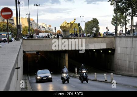 Des photos, des fleurs et des messages emblématiques qui rendent hommage à Diana, princesse de Galles, au 20e anniversaire de sa mort ornent le plinthe de la statue de la flamme de la liberté, le 31 août 2017 à Paris, en France. La princesse Diana est décédée dans un accident de voiture le 31 août 1997 près du tunnel du pont de l'Alma. La statue de la flamme de la liberté devint le mémorial officieux de Diana, princesse de Galles. Photo d'Alain Apaydin/ABACAPRESS.COM Banque D'Images