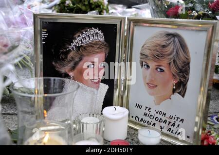 Des photos, des fleurs et des messages emblématiques qui rendent hommage à Diana, princesse de Galles, au 20e anniversaire de sa mort ornent le plinthe de la statue de la flamme de la liberté, le 31 août 2017 à Paris, en France. La princesse Diana est décédée dans un accident de voiture le 31 août 1997 près du tunnel du pont de l'Alma. La statue de la flamme de la liberté devint le mémorial officieux de Diana, princesse de Galles. Photo d'Alain Apaydin/ABACAPRESS.COM Banque D'Images