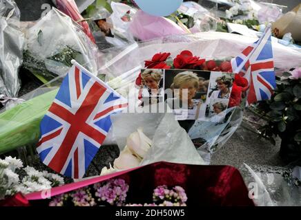 Des photos, des fleurs et des messages emblématiques qui rendent hommage à Diana, princesse de Galles, au 20e anniversaire de sa mort ornent le plinthe de la statue de la flamme de la liberté, le 31 août 2017 à Paris, en France. La princesse Diana est décédée dans un accident de voiture le 31 août 1997 près du tunnel du pont de l'Alma. La statue de la flamme de la liberté devint le mémorial officieux de Diana, princesse de Galles. Photo d'Alain Apaydin/ABACAPRESS.COM Banque D'Images
