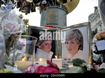 Des photos, des fleurs et des messages emblématiques qui rendent hommage à Diana, princesse de Galles, au 20e anniversaire de sa mort ornent le plinthe de la statue de la flamme de la liberté, le 31 août 2017 à Paris, en France. La princesse Diana est décédée dans un accident de voiture le 31 août 1997 près du tunnel du pont de l'Alma. La statue de la flamme de la liberté devint le mémorial officieux de Diana, princesse de Galles. Photo d'Alain Apaydin/ABACAPRESS.COM Banque D'Images