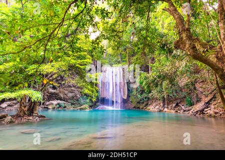 Cascade et lac émeraude dans la forêt tropicale, Erawan, Thaïlande Banque D'Images