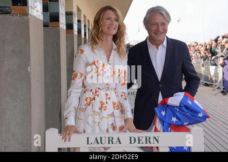 Laura Dern et maire de Philippe Augier assistant à un photocall au 43ème Festival du film américain de Deauville, à Deauville, France, le 2 septembre 2017. Photo de Julien Reynaud/APS-Medias/ABACAPRESS.COM Banque D'Images