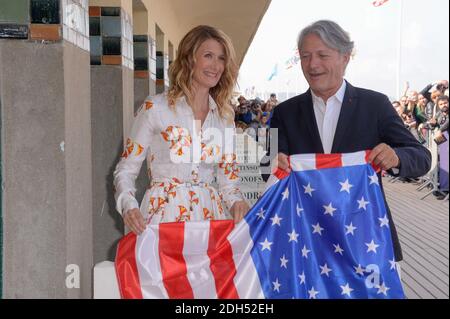 Laura Dern et maire de Philippe Augier assistant à un photocall au 43ème Festival du film américain de Deauville, à Deauville, France, le 2 septembre 2017. Photo de Julien Reynaud/APS-Medias/ABACAPRESS.COM Banque D'Images