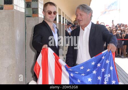 Robert Pattinson et le maire Philippe Augier assistent à une séance photo au 43ème Festival du film américain de Deauville, à Deauville, en France, le 2 septembre 2017. Photo de Julien Reynaud/APS-Medias/ABACAPRESS.COM Banque D'Images