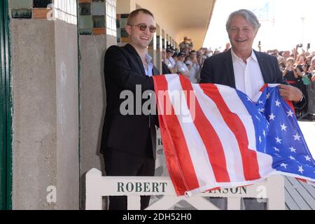 Robert Pattinson et le maire Philippe Augier assistent à une séance photo au 43ème Festival du film américain de Deauville, à Deauville, en France, le 2 septembre 2017. Photo de Julien Reynaud/APS-Medias/ABACAPRESS.COM Banque D'Images