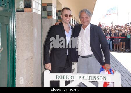 Robert Pattinson et le maire Philippe Augier assistent à une séance photo au 43ème Festival du film américain de Deauville, à Deauville, en France, le 2 septembre 2017. Photo de Julien Reynaud/APS-Medias/ABACAPRESS.COM Banque D'Images