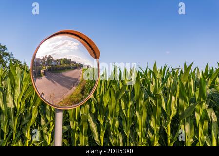 Le miroir de la courbe de circulation dans les zones rurales en raison de la chaussée étroite et de la mauvaise visibilité. Banque D'Images