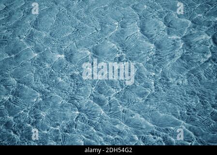 Texture de la surface de l'eau de mer bleue avec des ondulations. Banque D'Images