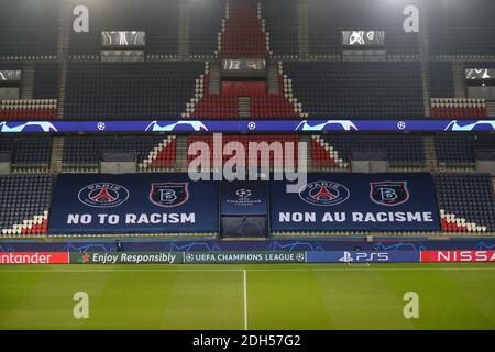 Vue générale d'un drapeau antiracisme à l'intérieur du stade avant le match de football du groupe H de l'UEFA Champions League entre Paris Saint-Germain (PSG) et Istanbul Basaksehir au Parc des Princes Stadium de Paris, France, 09 décembre 2020. Le match devrait reprendre après avoir été suspendu le 08 décembre à la suite de prétendues observations racistes faites par le quatrième fonctionnaire. Photo de Xavier Laine/ABACAPRESS.COM Banque D'Images