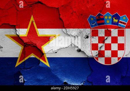 Drapeau historique de la République socialiste de Croatie et aujourd'hui de la Croatie drapeau sur le mur fissuré Banque D'Images