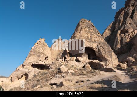 Maisons de grottes Selime dans les formations rocheuses typiques de la Cappadoce dans le village Yaprakhisar, près de la vallée d'Ihlara - Turquie Banque D'Images