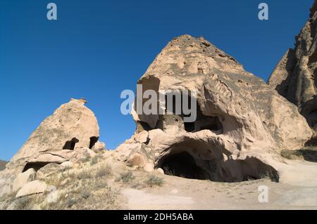 Maisons de grottes Selime dans les formations rocheuses typiques de la Cappadoce dans le village Yaprakhisar, près de la vallée d'Ihlara - Turquie Banque D'Images