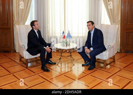 Le président français Emmanuel Macron (L) rencontre le Premier ministre grec Alexis Tsipras à Athènes, le 7 septembre 2017, dans le cadre de sa visite officielle de deux jours en Grèce. Photo de Ludovic Marin/pool/ABACAPRESS.COM Banque D'Images