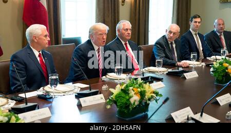 Le président américain Donald J. Trump s'adresse aux médias lors d'une réunion avec Amir Sabah al-Ahmed al-Jaber al-Sabah du Koweït à la Maison Blanche à Washington, DC, le 7 septembre 2017. À gauche de Trump se trouve le vice-président Mike Pence, à droite de Trump sont le secrétaire d'État Rex Tillerson, le chef de cabinet John Kelly, le conseiller Jared Kushner et le conseiller économique Gary Cohn. Crédit: Chris Kleponis / Polaris Banque D'Images