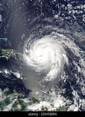 Photo du document. Les images satellites du satellite Aqua de la NASA et du satellite Suomi NPP de la NASA-NOAA ont fourni des données différentes sur l'ouragan Irma de catégorie 5 qui se dirigeait vers les îles des Caraïbes le 7 septembre 2017. Photo de la NASA/NOAA/ABACAPRESS.COM Banque D'Images