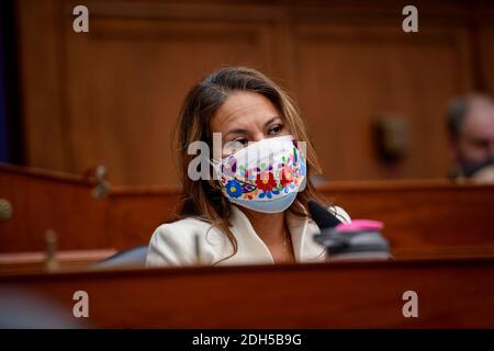 Représentant des États-Unis Veronica Escobar (démocrate du Texas) lors d'une réunion de la Commission de la Chambre sur les services armés - sous-commission sur le personnel militaire audition "fort Hood 2020: Les conclusions et recommandations du Comité d'examen indépendant de fort Hood dans l'immeuble Rayburn House à Capitol Hill à Washington, DC, le mercredi 9 décembre 2020. Crédit : Rod Lamkey/CNP/MediaPunch Banque D'Images