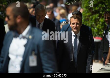 Le président français Emmanuel Macron (L) s'entretient avec les membres locaux de la communauté française à Athènes le 8 septembre 2017, dans le cadre d'une visite officielle de deux jours du président français en Grèce. Photo par ELIOT BLONDT/ABACAPRESS.COM Banque D'Images