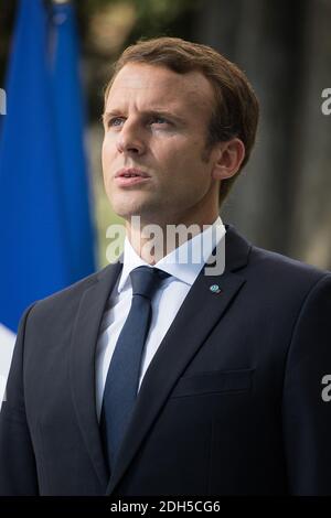 Le président français Emmanuel Macron (L) s'entretient avec les membres locaux de la communauté française à Athènes le 8 septembre 2017, dans le cadre d'une visite officielle de deux jours du président français en Grèce. Photo par ELIOT BLONDT/ABACAPRESS.COM Banque D'Images